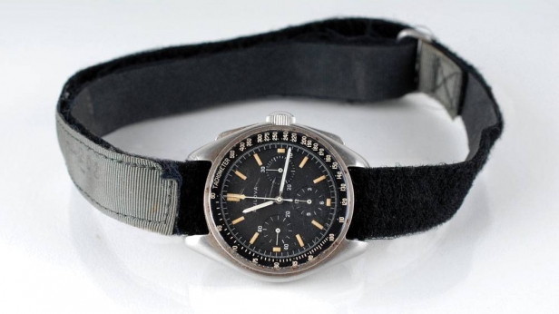 1 millions de $ pour la seule montre à avoir roulé sur la lune ! La montre Bulova de Dave Scott, commandant de la mission Apollo 15, a connu l'aventure lunaire et est relativement intacte !