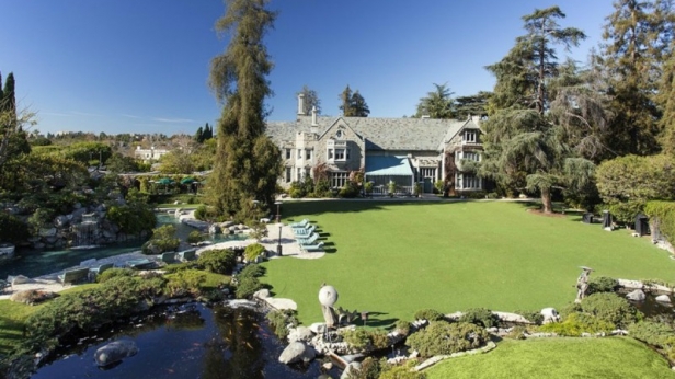 La célèbre demeure de Hugh Hefner, fondateur de Playboy, est à vendre ! Le manoir de style gothique dispose d'une superficie de 700m2 habitables, comprenant 30 pièces, dont 22 chambres à coucher. Il est mis en vente pour 200 millions de dollars.