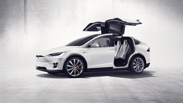 Tesla détient le record des accélérations en catégorie voiture électrique : 2,28 sec de 0 à 100km... Ferrari et Porsche sont largués...