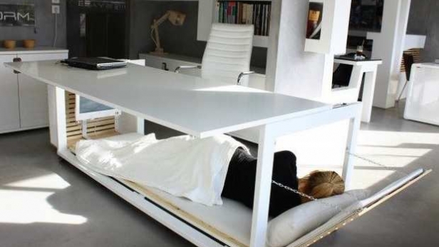 De nombreuses études scientifiques louent les vertus de la sieste au travail, alors un studio de design grec "NL" a mis au point une nouvelle invention  : le bureau-lit ! facile à transformer, il n'est pas encore commercialisé