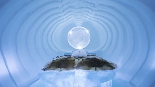 Avec ces fortes chaleurs, on aurait presque envie de passer quelques jours dans cet hôtel de glace, l'ICEHOTEL en Suède ! Sauf qu'il est reconstruit chaque année de novembre à décembre, et il ouvre au public de décembre à avril !