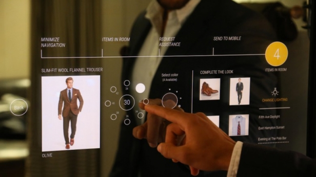 Ralph Lauren teste une cabine d'essayage futuriste et connectée, qui vous permet de réclamer différentes tailles d'un vêtement, d'appeler un vendeur ou d'avoir des suggestions d'autres articles à travers des miroirs interactifs...