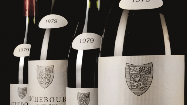 Le vin le plus cher du monde reste français... Henri Jayer Richebourg Grand cru... autour de 15.000 USD la bouteille