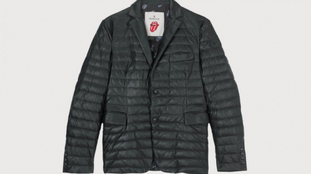 Moncler lance une collection capsule qui rend hommage aux Rolling Stones, composée de vestes, sweats et t-shirts marqués du logo emblématique du groupe. Les prix de cette gamme inédite s’échelonnent de 266 dollars à 3 996 dollars