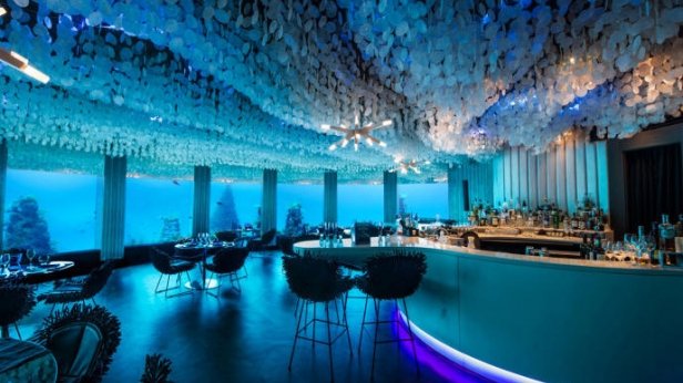 En vacances aux Maldives, ne ratez pas le restaurant Subsix Maldives - A 500 m de la côte, uniquement accessible par bateau,votre table se situe 6m sous le niveau de l’océan à proximité du récif corallien. Une expérience gastronomique à ne pas rater