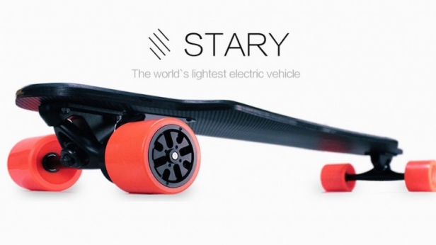 Stary ressuscite le skateboard, mais en format électrique: une vitesse de pointe de 30 km/h pour une autonomie de 16 km, planche composée de fibre de bambou, de fibre de verre et de bois d’érable canadien ! Il faudra tout de même débourser 800€