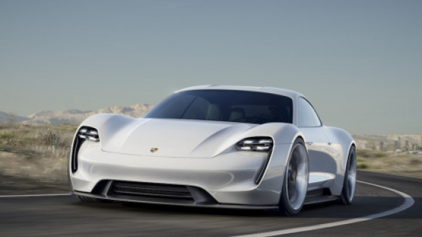 Porsche a dévoilé sa toute première berline 100% électrique, la Mission E - Un moteur développant 600cv qui se recharge en 15 mn et une autonomie de 500km ! Il faudra tout de même attendre avant la mise en production de ce concept