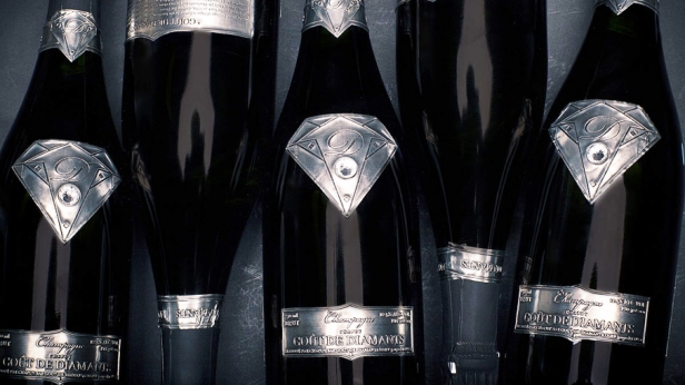 Et voici la bouteille de champagne la plus chère au monde ! Son goût est très rare, mais plus important encore, c'est le diamant de 19 carats incrusté dans le logo de la bouteille...qui elle est vendue à 1,8 millions de $ !
