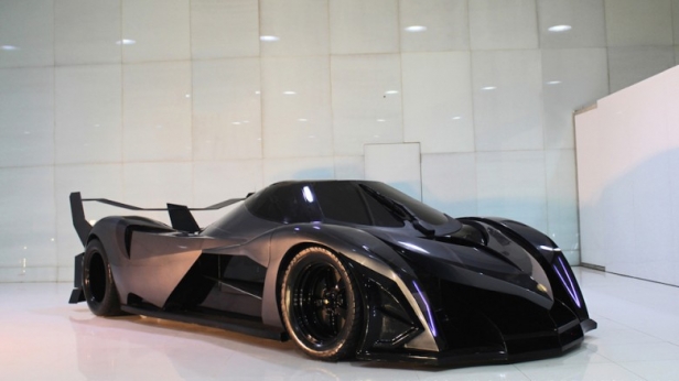 La Devel Sixteen se fait attendre depuis sa présentation au salon de Dubaï 2013: un V16 de 12,3L de cylindrée soutenu par quatre turbos, pour une puissance de 4 515 chevaux et un couple de 4 766 Nm ! Un hypercar ambitieux à venir