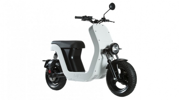S'inspirant des scooters en vogue dans les années 90, le ME est un scooter électrique à la pointe de la technologie et du design ! il possède un moteur électrique de 1,5 Kw, lui permettant d’atteindre 45 km/h pour une autonomie de 80km environ