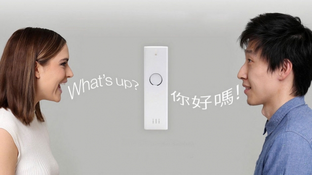 Développé par la start-up japonaise Logbar, ili est un traducteur design et autonome qui se porte autour du cou. C’est la promesse de se rapprocher d’autres cultures en supprimant définitivement la barrière du langage