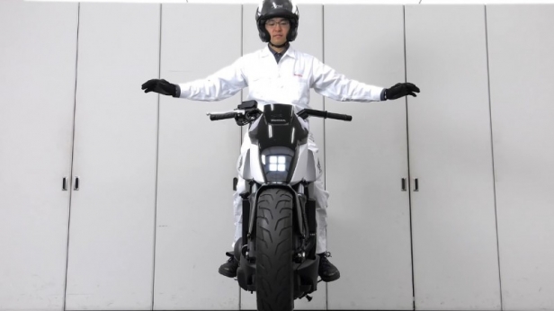 Finies les chutes en moto ! Honda présente un prototype de moto du futur, le Honda Riding Assist, qui tient debout tout seul, sans béquilles !