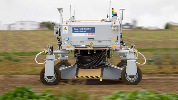Bosch s’intéresse de près à la robotique et notamment à celle qui fait avancer l’agriculture. L’entreprise allemande a mis au point un robot baptisé Bonirob, capable d’appliquer l’engrais et retirer les mauvaises herbes dans les champs