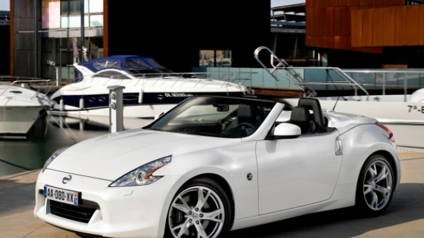 Pour environ 30 000 € sur le marché de l'occasion, offrez vous cette magnifique Nissan 370Z ! Un fabuleux V6 et 331 chevaux sous le capot, que du bon !