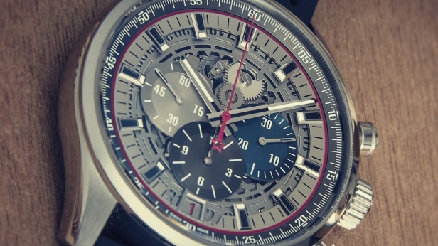 Zenith présente le nouveau chronographe El Primero 36'000 VpH: à doubles poussoirs ronds d’une élégance rare, il possède un cadran ajouré de couleur anthracite et trois compteurs authentiques. Et dernier détail, la montre est étanche à 100 m !