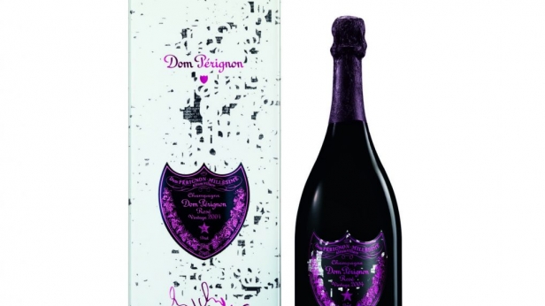 Dom Pérignon s’associe avec l’artiste Michael Riedel pour proposer une édition limitée de ses millésimes Vintage 2004 et Vintage 2006. Deux grands crus disponibles à 298€ et 160€