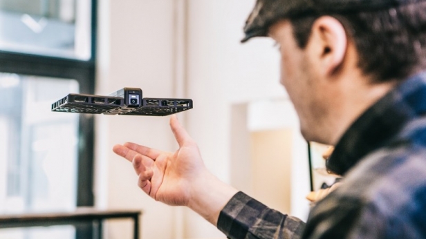 Oubliez la perche à selfie, voici l'Hover Camera ! Un drone dédié aux selfies, qui vous suit partout et filme tous vos mouvements...