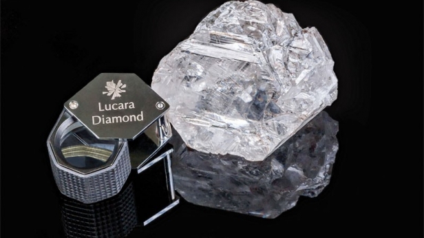 « Lesedi la Rona » est le plus gros diamant au monde, mis aux enchères à 70 millions de dollars ! Pesant 220 grammes et pas moins de 1109 carats, il est d'une transparence parfaite