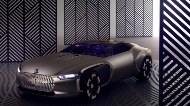 Renault sort des sentiers battus avec le Coupé Corbusier Concept, hommage à l'architecte - Caractérisée par des lignes droites, un long capot, une large grille et une cabine très aérodynamique rappelant les voitures des années 30-40