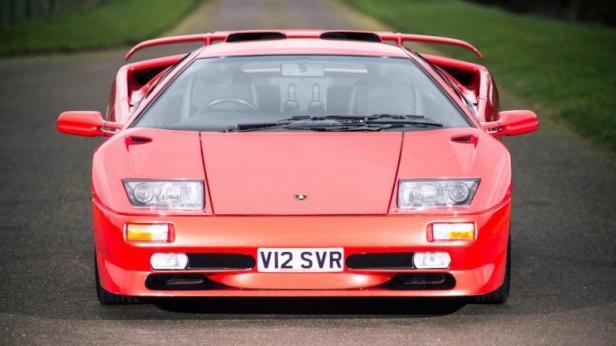 La dernière Lamborghini Diablo SV produite en 1999 est à vendre aux enchères ! Avec son moteur V12 5.7 de 537 chevaux, elle ne totalise que 51 500 km au compteur. Son prix est estimé entre 193 160 et 218 900 euros.
