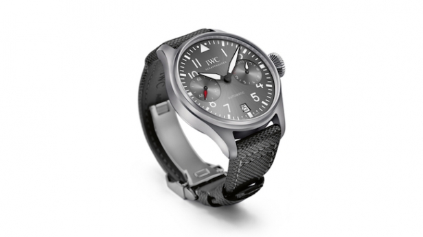 La nouvelle montre IWC, édition "Patrouille Suisse" - Limitée à 250 exemplaires, elle arbore un boîtier en acier fin sablé de 46 millimètres ainsi qu’un bracelet gris anthracite en veau gaufré avec boucle déployante, bientôt en vente !