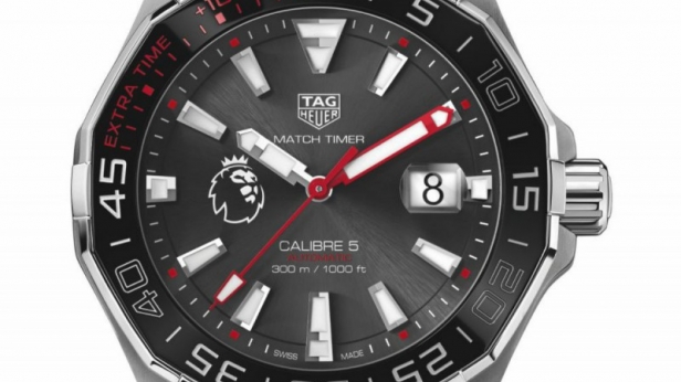 TAG Heuer dévoile une édition spéciale de sa montre Aquaracer, la première montre officielle de la Premier League ! Mettant en vedette l'iconique logo de la ligue anglaise, elle se distingue surtout par sa fonction spéciale foot de Match Timer