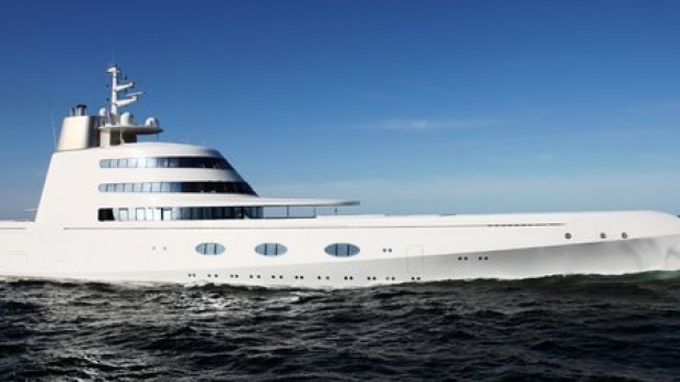 Peut être l'un des plus beaux yachts au monde, il a été dessiné par Philippe Starck. Il a coûté 323 M$ à son heureux propriétaire