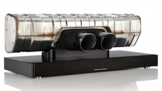 Porsche Design dévoile une barre de son au design singulier, sous la forme de l’échappement d’une 911 GT3 ! Elle intègre un subwoofer compatible DTS TruSurround, Bluetooth, qui pourra « cracher » jusqu’à 200 watts. Une pièce de collection à 2 900 € !