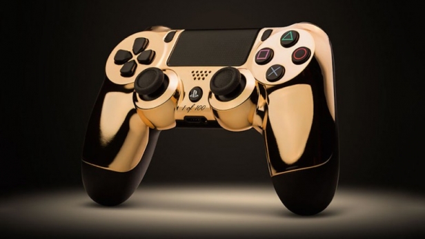 Comment être bling-bling en jouant avec sa PS4 ? Avec la manette DualShock 4, de ColorWare ! Recouverte d'or rose 18 carats, elle est produite en 100 exemplaires, et vendue à 299 $