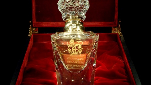 Clive Christian No. 1 Imperial Majesty Perfume est à ce jour le parfum le plus cher au monde ! Crée en 10 exemplaires, il est présenté dans un flacon de cristal de Baccarat, doté d'un diamant blanc de 5 carats et d'un collier en or massif 18 carats