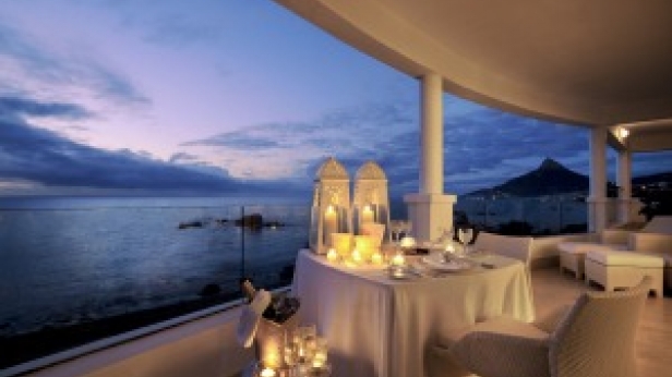 Niché entre le somptueux décor naturel de Table Mountain National Park et l'Océan Atlantique, le Twelve Apostles Hotel and Spa offre un cadre de repos idéal avec une ambiance mixte nature ville