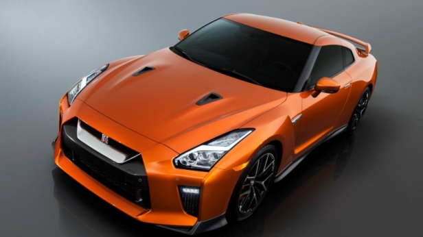 Pour ses 10 ans, la Nissan GT-R version 2017 s'offre de nombreux changements: des lignes plus agressives, luxe et sport à l'intérieur et 570 chevaux sous le capot !
