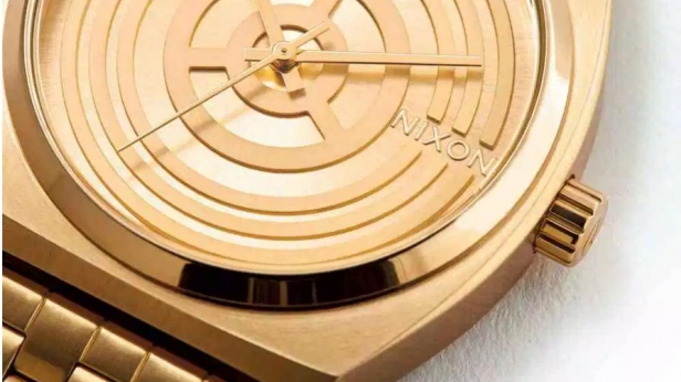 Nixon annonce le lancement de trois nouvelles montres, inspirées par le côté lumineux de la force ! Il faudra compter en moyenne entre 150 et 200 euros