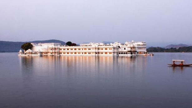 Le Taj Lake Palace à Udaipur - Ancien palais royal tout en marbre, situé sur sa propre île, on n'y accède que par bateau. Hôtel le plus romantique au monde !