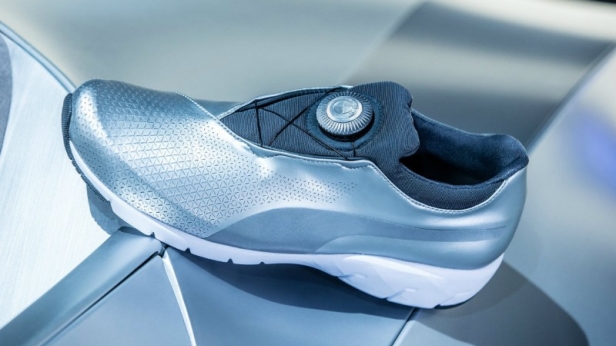 Puma X-Cat Disc sont des chaussures futuristes inspirées d'un concept car BMW, le Project GINA ! Elles s'appuient sur un textile malléable résistant à l'eau, sans lacets, une seconde peau épousant parfaitement les contours du pied ! A 220€