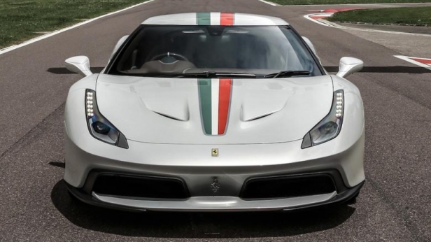La 458 MM Speciale est un modèle unique, façonné sur-mesure - Son originalité est la multiplication des clins d’oeil aux bolides ayant fait l’histoire de Ferrari: 488 GTB, 288 GTO , 458 Speciale...