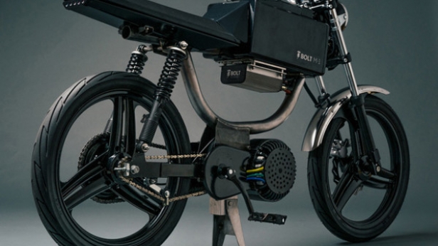 Bolt M-1 est la première moto 100% électrique et connectée de Motorbikes - Elle est capable de rouler de 30 à 65 km/h pour une autonomie variant de 55 à 80 km, et la batterie se recharge en 5h