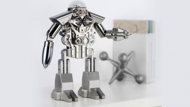 Une horloge-robot insolite, crée grâce à la collaboration entre MB&F et l'épée - Le bras gauche, équipé d'une mitrailleuse Gatling, se détache afin de servir de clé pour le remontage et la mise à l'heure du mouvement. Un beau joujou à 33 000 € !