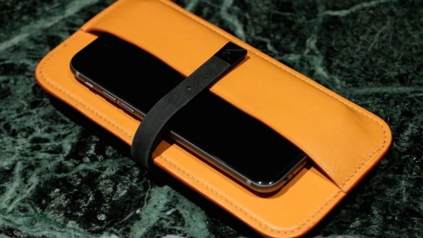 Fabriquée à la main en France et dessinée par EliumStudio, The Connected Sleeve permet aux propriétaires de smartphones de recharger leurs smartphones de façon élégante