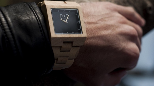 La Black Stone Wooden Wrist Watch est la montre en bois de GUFO ! Equipée d’un mouvement Miyota 2035 et d’un boîtier de 45 mm, elle se compose principalement de bois d’érable et d’acier inoxydable. Vendue à 129 euros