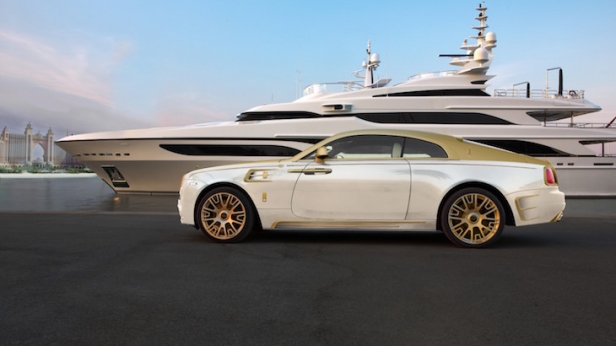 Mansory customise une Rolls-Royce Wraith et la recouvre d’or 24 carats ! Baptisée "Palm Edition 999", son moteur passe de 632 chevaux à 730 chevaux, pour un couple de 1 000 Nm, contre 800 Nm à l’origine. Une édition limitée à 9 exemplaires