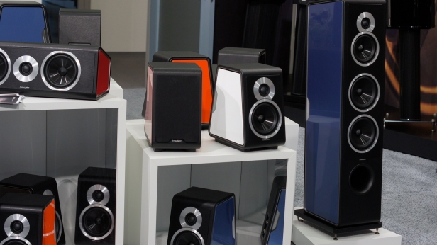 Les enceintes Chameleon de Sonus Faber sont plus prestigieuses que jamais ! Fabriquées à la main en cuir et aluminium principalement, avec un plus grand choix de couleurs, elles sont vendues 3000 dollars pièce en moyenne
