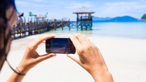 Selon un sondage réalisé par l'institut Opinionway, 63% des personnes interrogées prennent des photos avec leur smartphone (et non un appareil photo) et en moyenne shootent 252 photos pendant leurs vacances.
