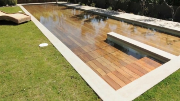 Les beaux jours arrivent, et voici un concept de terrasse-piscine qui fera des heureux ! Conçue en lattes de bois, la terrasse voit son plancher disparaître en s'affaissant grâce à un système hydraulique, pour laisser place à une piscine spacieuse
