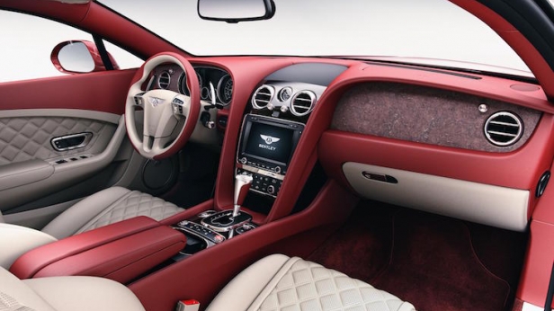 Bentley offre depuis peu d’offrir des finitions en plaquages de pierre, d’ardoise ou de quartzite à ses véhicules de luxe. Les plaques de pierre sont sélectionnées à la main dans les carrières indiennes du Rajasthan