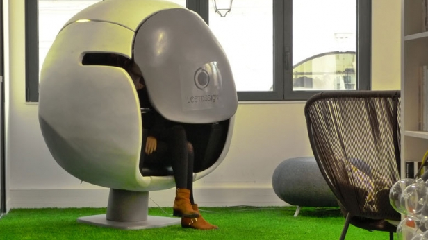 E-bulle vous permet de vous isoler, même en travaillant dans un open space ! Equipé d’un siège confortable, d’un écran tactile Full HD, d’une webcam, de haut-parleurs, d’un éclairage évolutif...c'est 100% français et ça coûte tout de même 14 500€ !