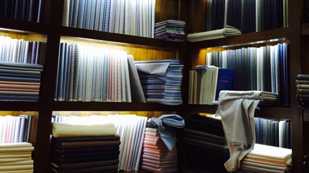 Se faire faire un costume sur mesure à Hong Kong dans un shop ultra british très JAMES BOND style... (photo perso d'un lecteur objectifeco)