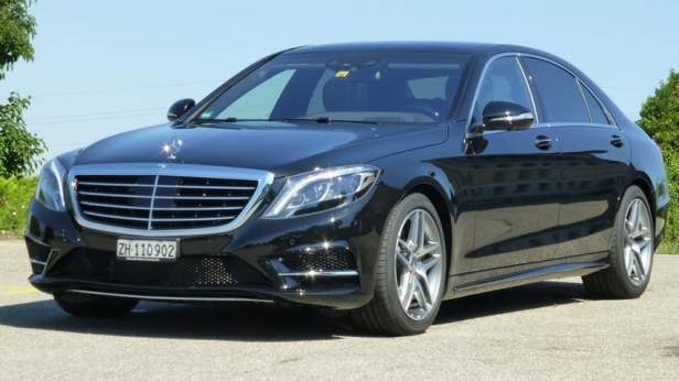 Mercedes S 500 Hybrid: un surplus de puissance à l’accélération, avec zéro émission ! Et un intérieur ultraraffiné avec même des sièges massants en option ! Prix de base 135.000 €