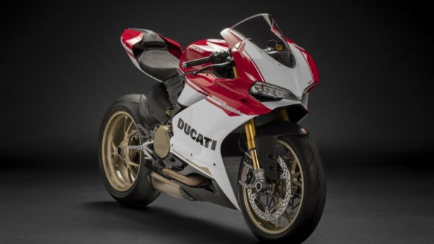 1299 Panigale S Anniversario est une moto collector pour les 90 ans de Ducati ! Produite à seulement 500 exemplaires, elle est plus légère que le modèle de série, et son moteur bicylindre Superquadro de 1285 cm3 développe 205 chevaux ! 29 590 euros