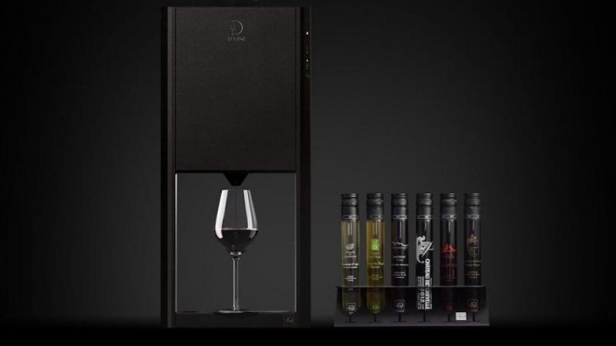 D-Vine ambitionne de vous servir le verre de vin « parfait » en moins de 60 secondes ! Un sommelier à domicile qui se paie au prix fort: 499 euros pour la machine seule et entre 2 et 16 euros pour un flacon.